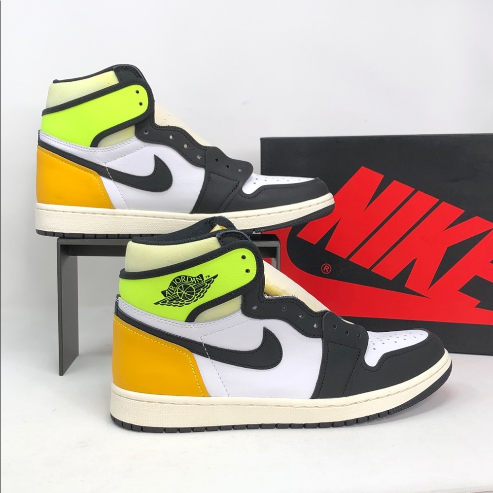 Nike Air Jordan 1 Retro High OG Volt 555088-118 White Black Sneakers - Size 9.5